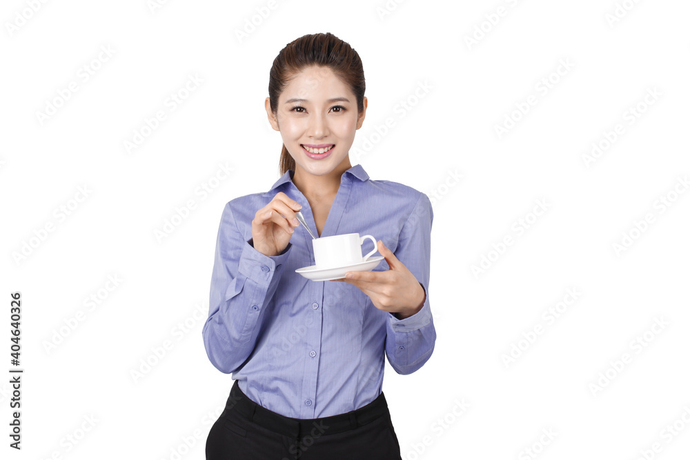 一个拿着咖啡杯的年轻商务女性