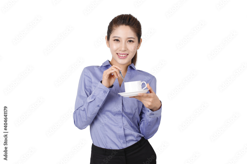 一位年轻的商务女性拿着咖啡杯