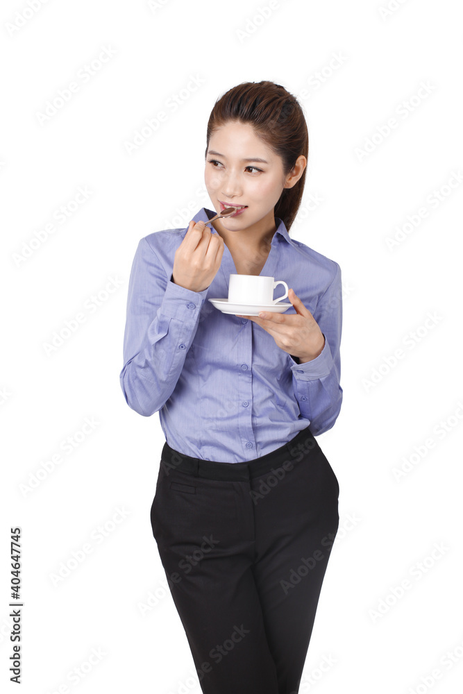 一个快乐的年轻商务女性在喝咖啡