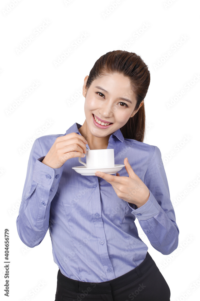一个年轻的商业女性拿着咖啡杯