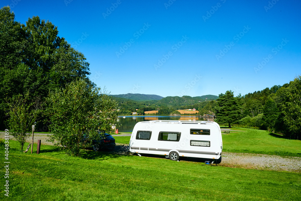 Wohnwagengespann mit Auto und Wohnwagen auf einem sehr schönen Campingplatz