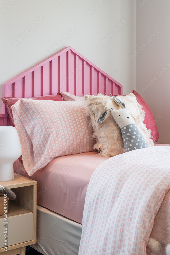 粉色儿童卧室