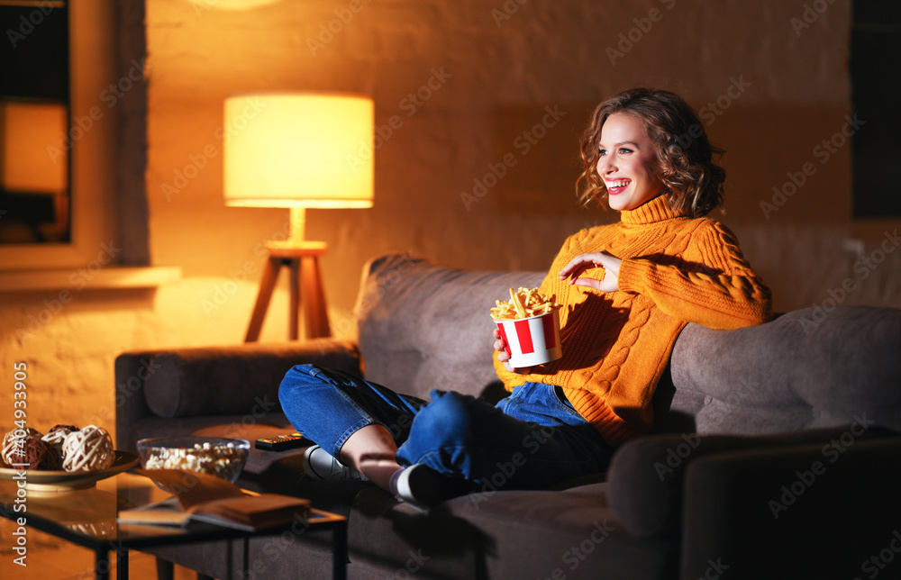 兴奋的女性一边吃薯条一边看电影