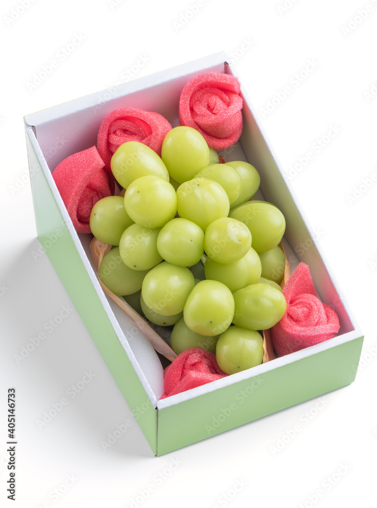 美丽的盒装Shine Muscat绿色葡萄，分离在白色背景上。