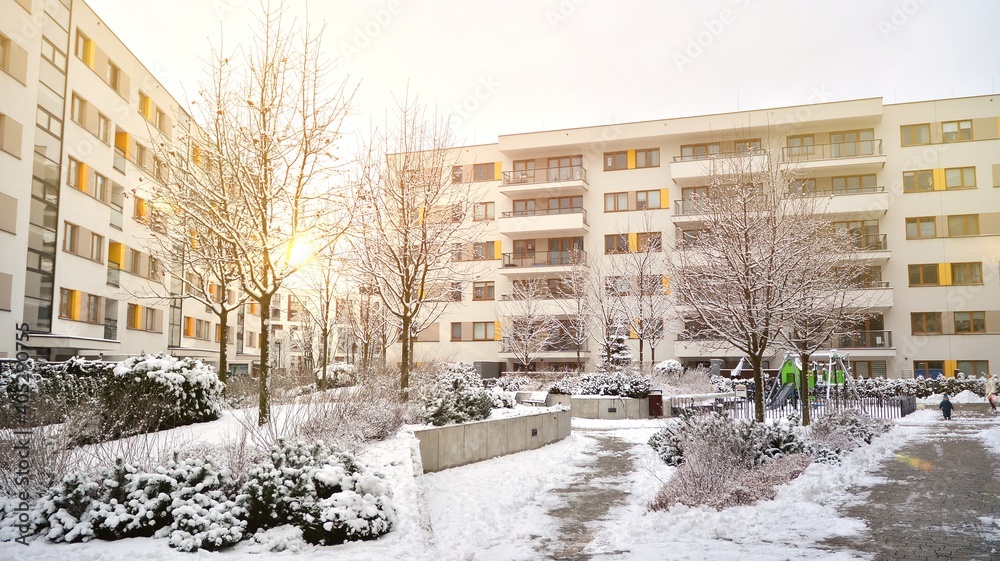 大雪中冬季背景下的现代公寓楼碎片