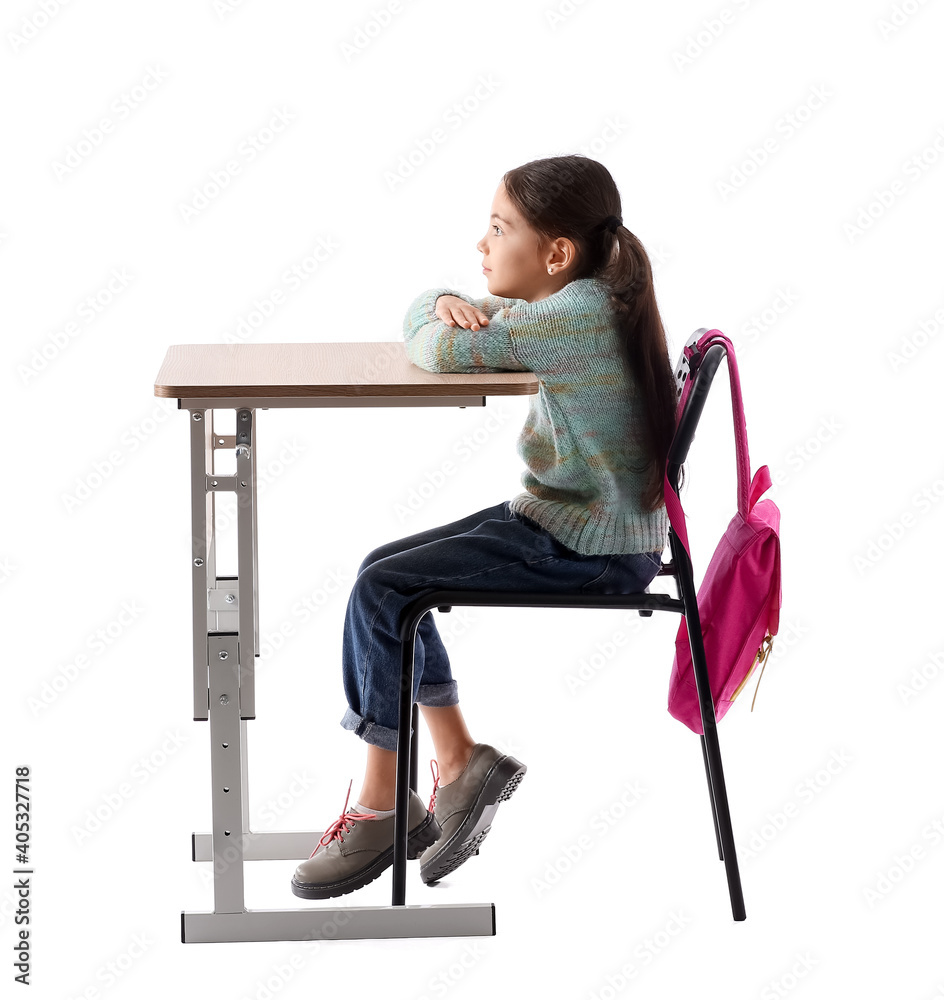 姿势不好的小女生坐在白色背景下的桌子旁