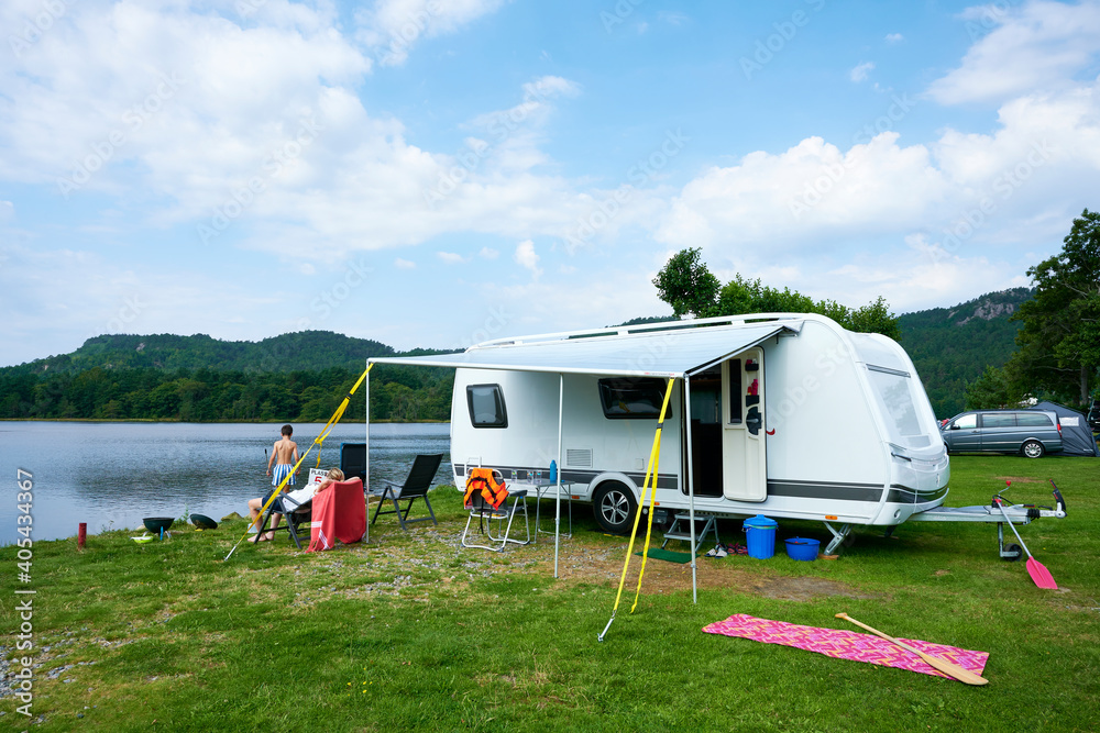 Camping Urlaub für die ganze Familie am See mit Kind und Frau