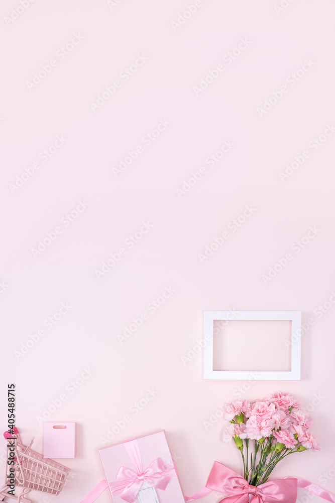 母亲节粉色康乃馨和粉色背景礼盒的设计理念