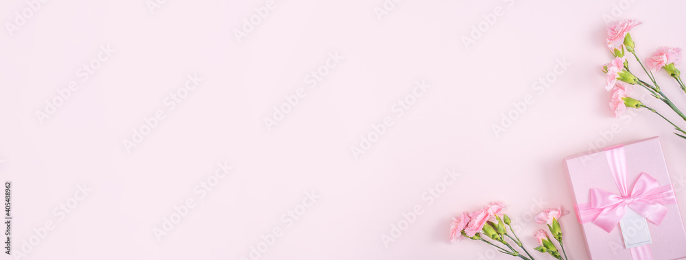 母亲节粉色康乃馨和粉色背景礼盒的设计理念