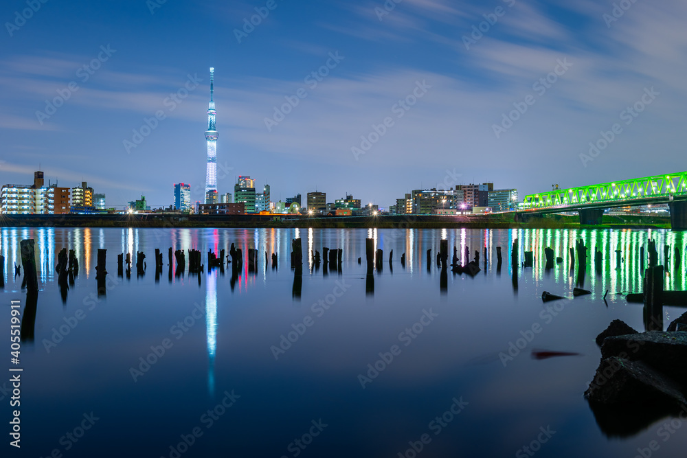 日本东京河上的天际线