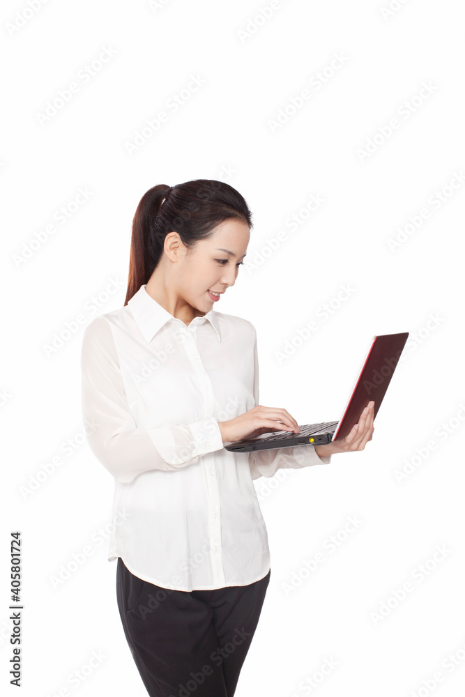 用笔记本电脑微笑一个年轻的商业女性