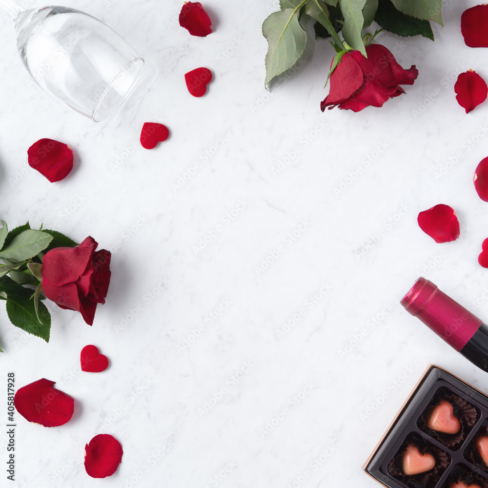 情人节巧克力配玫瑰和葡萄酒俯视图，节日礼物设计理念