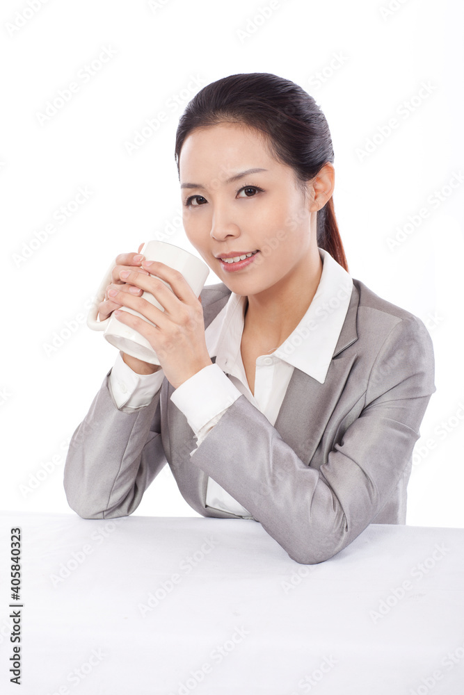 微笑的商务女性拿着马克杯微笑的肖像