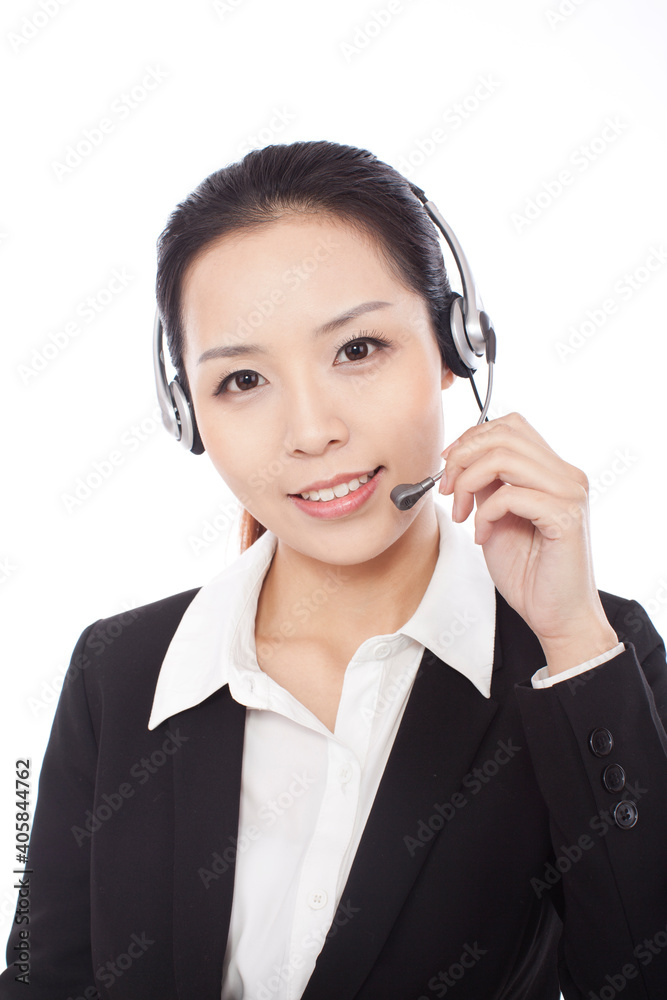 一位戴着耳机的年轻商务女性肖像