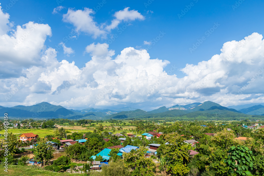 宁静的乡村村庄和稻田，拥有美丽的Doi Phu Kha山脉风光，Pau d