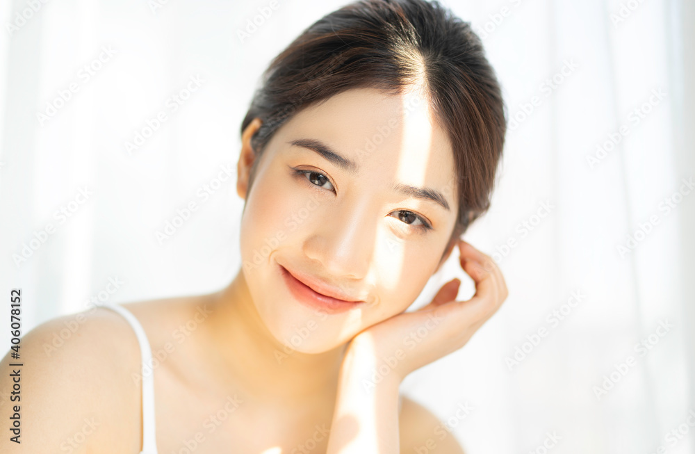 阳光下年轻亚洲女孩的肖像