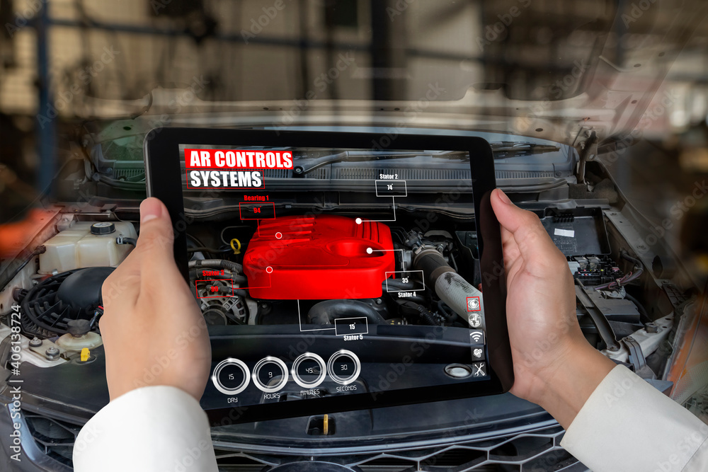 工程师使用增强现实软件通过自动化应用程序监控汽车零部件。