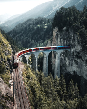 瑞士火车行驶在瑞士格里森州Filisur附近的Landwasser高架桥上