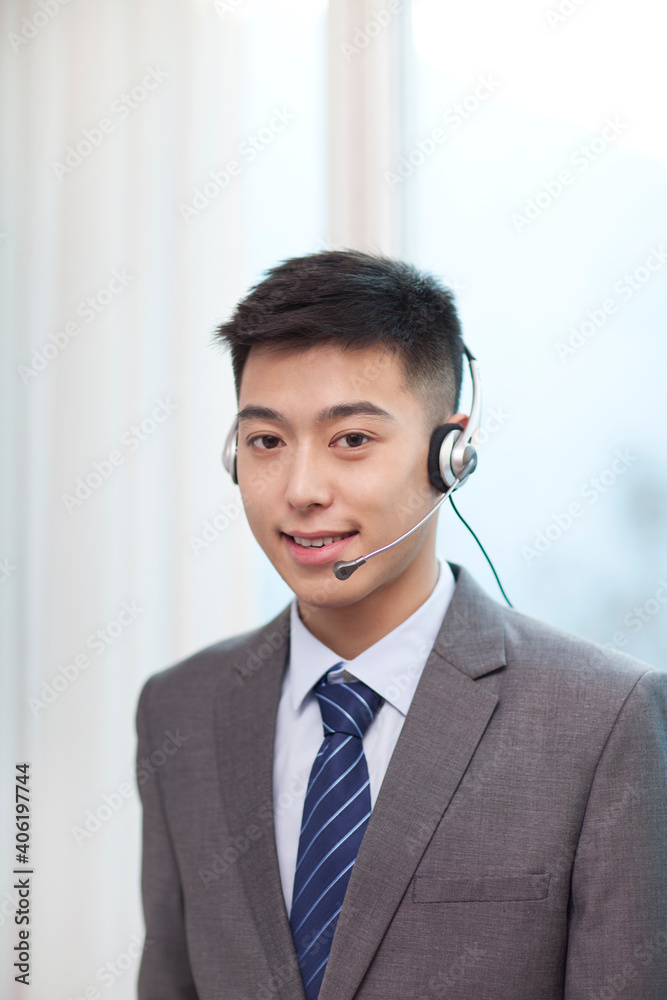 戴着耳机的年轻商人肖像