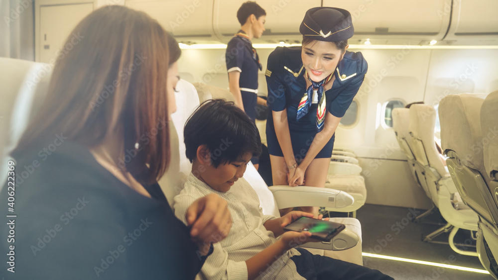 机组人员在飞机上为家人提供服务。航空运输和旅游理念。