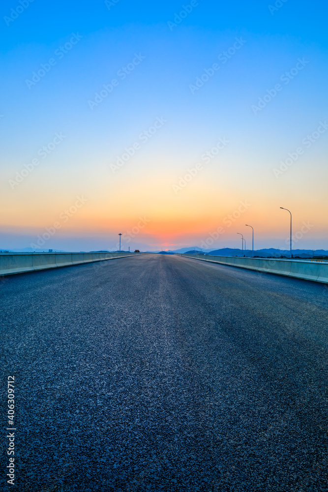 日落时的柏油路和天空。道路背景。