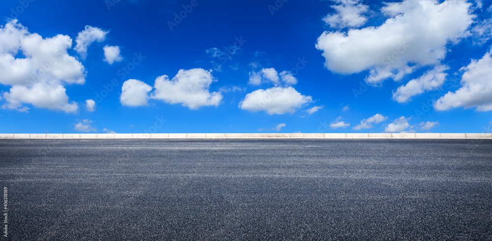 空旷的柏油路和蓝天白云。道路背景。