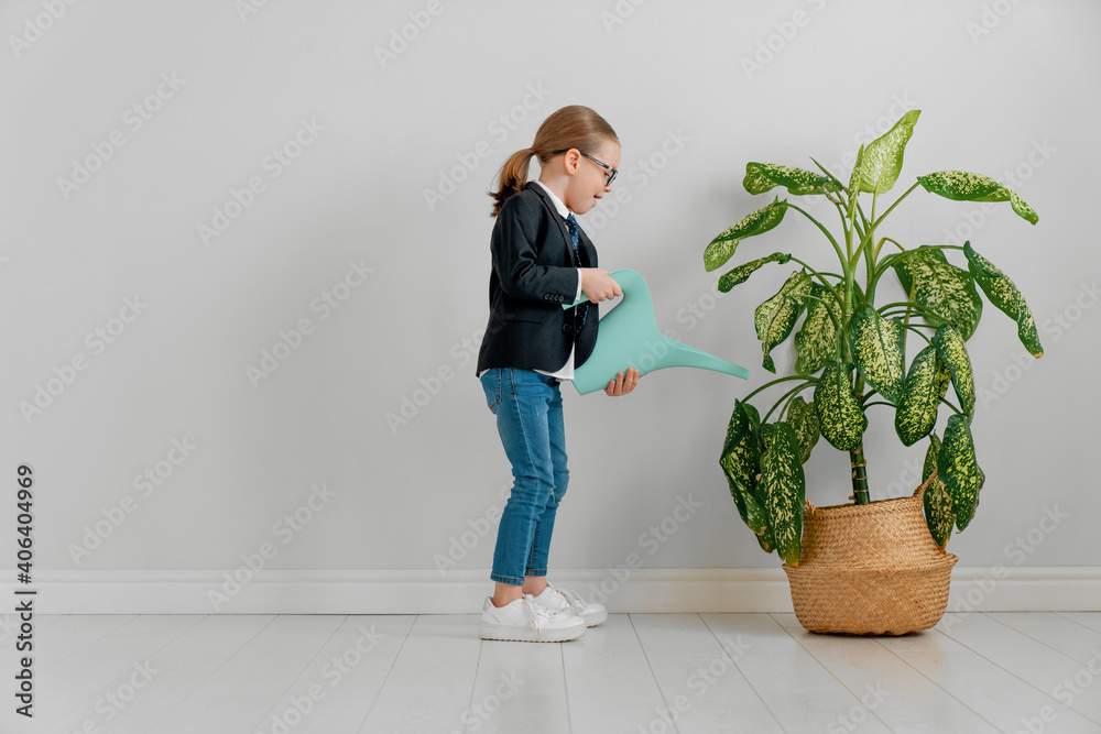 孩子在给植物浇水
