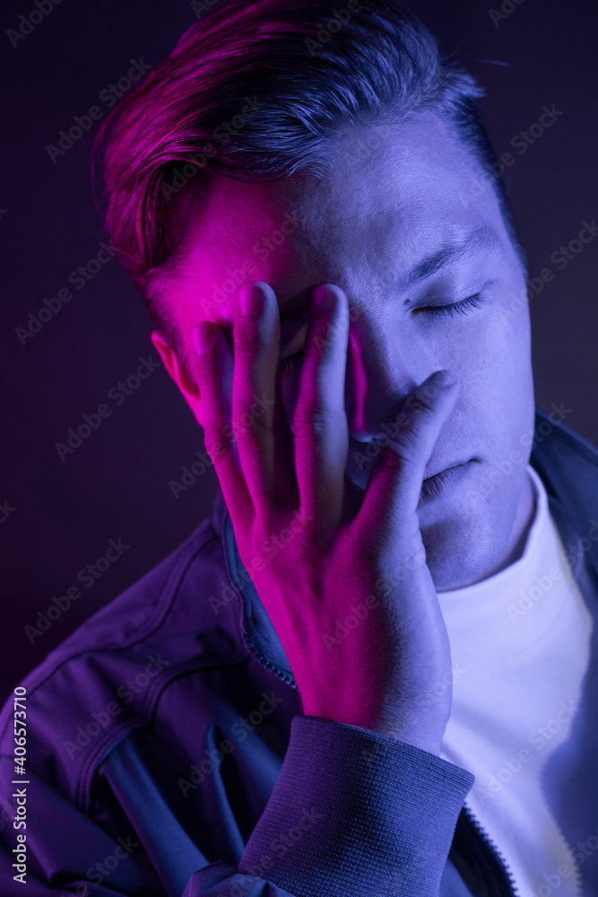 一个用紫光肖像头疼的男人