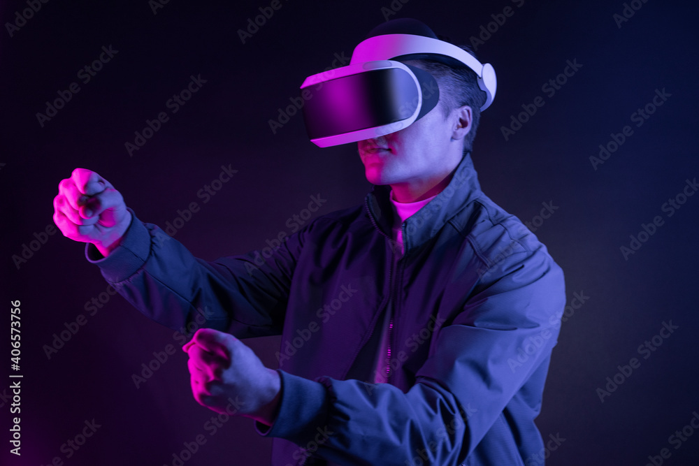 用VR玩赛车游戏娱乐技术的人