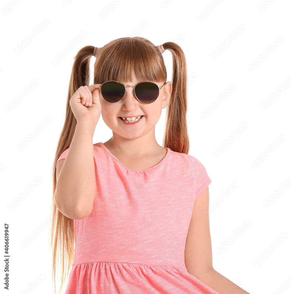 可爱的小女孩在白色背景下戴着时尚的太阳镜