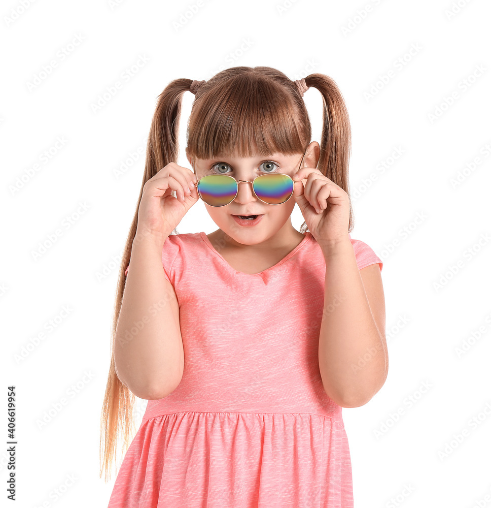可爱的小女孩在白色背景下戴着时尚的太阳镜