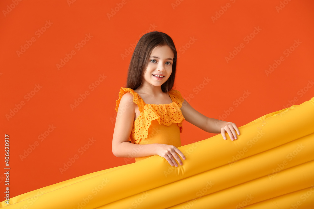 可爱的小女孩，彩色背景充气床垫