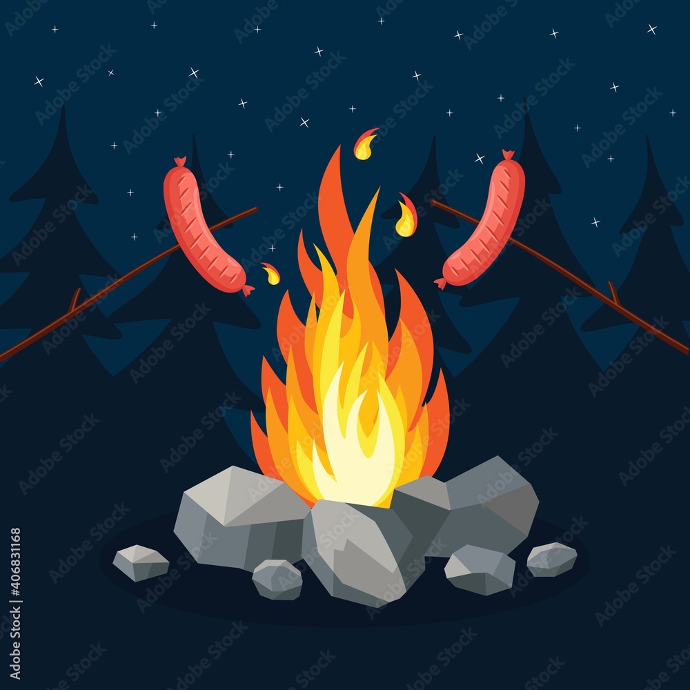 带露营火的烟熏烤香肠。森林露营野餐。篝火附近的夜间露营派对