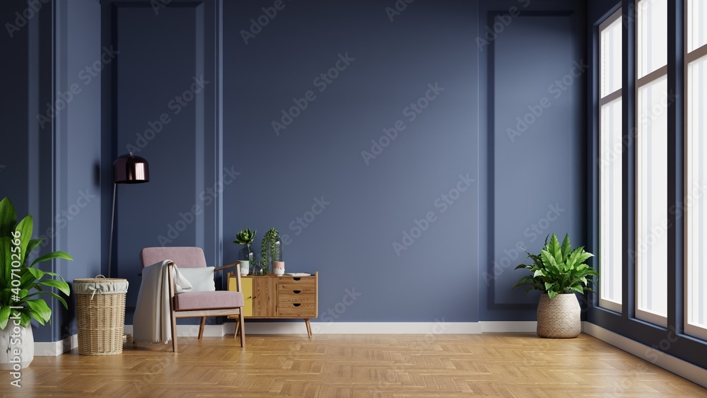 明亮房间的内部，空的深蓝色墙壁背景上有扶手椅。