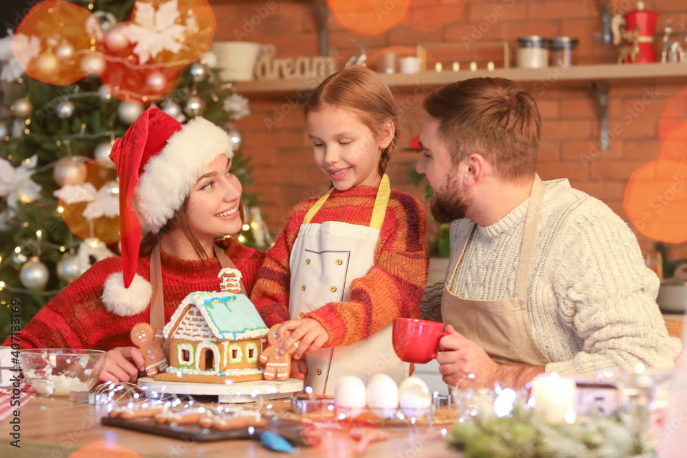 圣诞前夜，厨房里有美味的姜饼屋，幸福的家庭