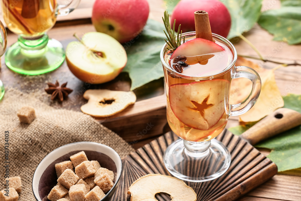 木底玻璃中有香料和苹果片的美味饮料