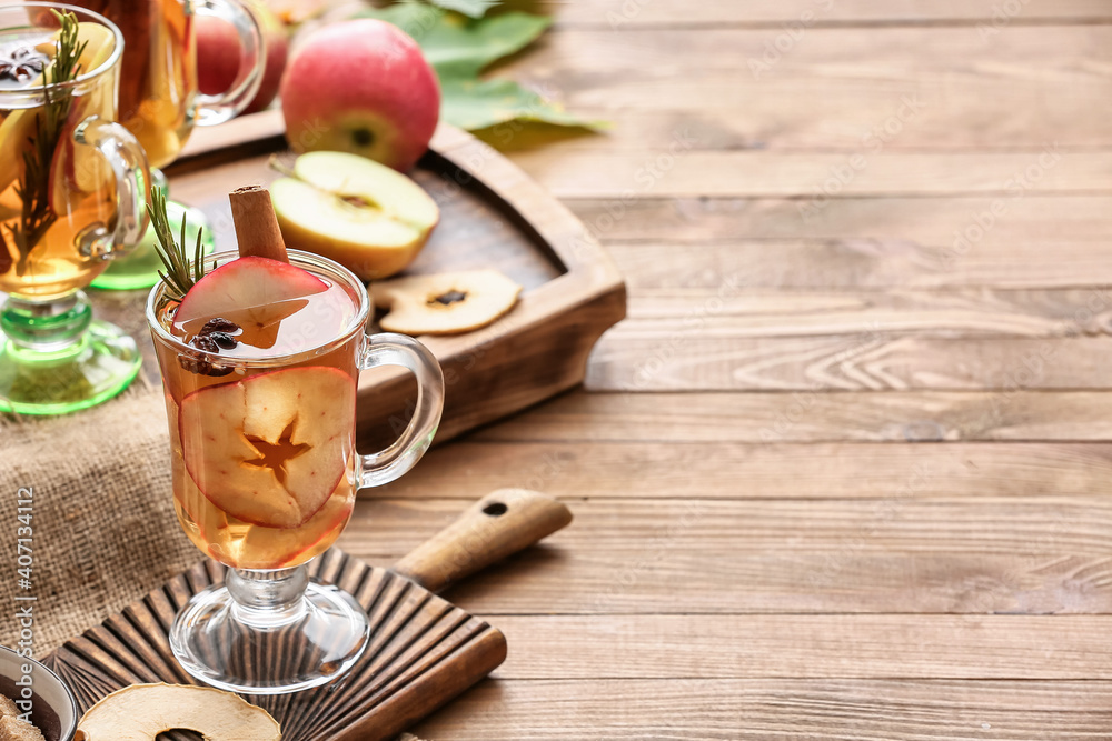 木底杯子里装着香料和苹果片的美味饮料