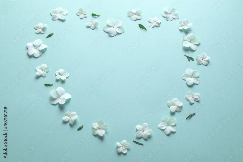白色绣球花花瓣排列成爱心形状