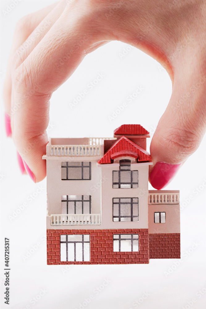 两指之间的房屋模型