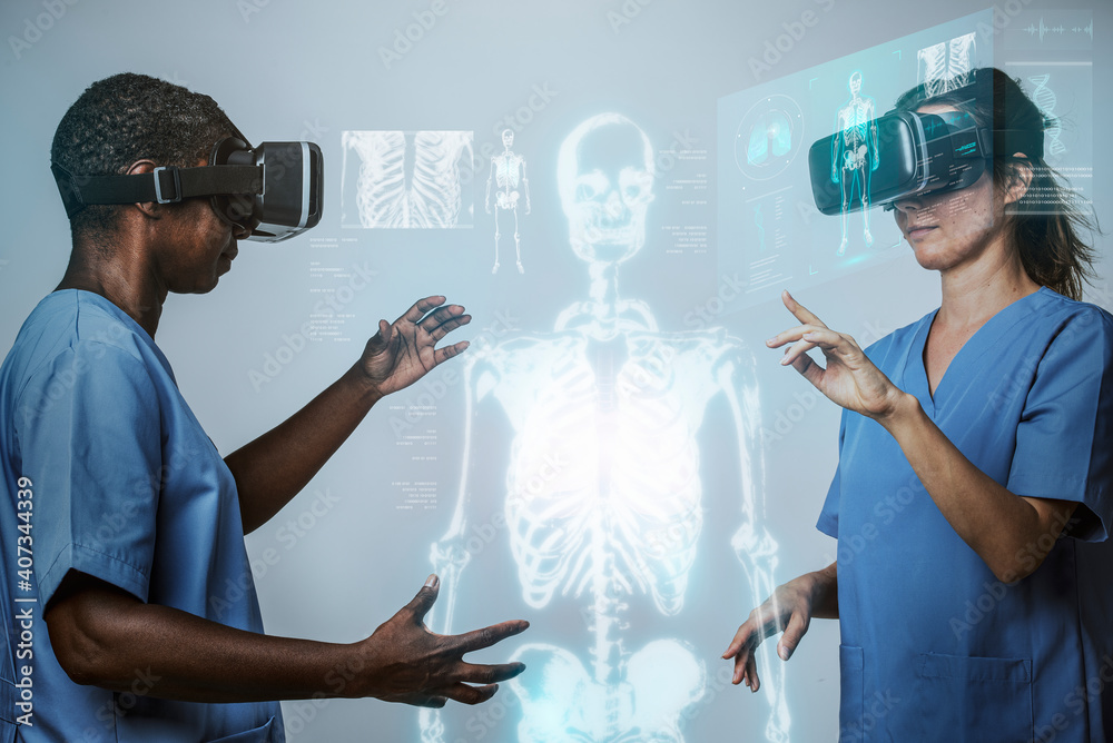 医生使用全息医疗技术进行VR模拟
