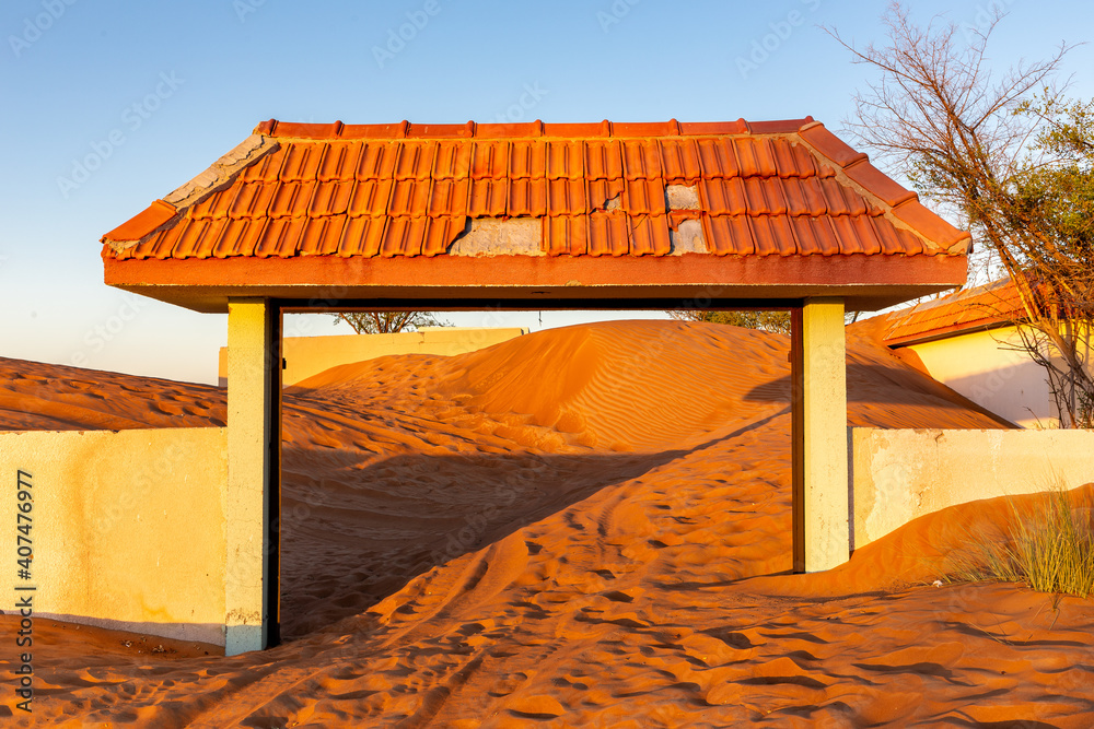 阿拉伯联合酋长国Al Madam幽灵村沙漠中沙丘中埋着的墙壁和瓷砖大门