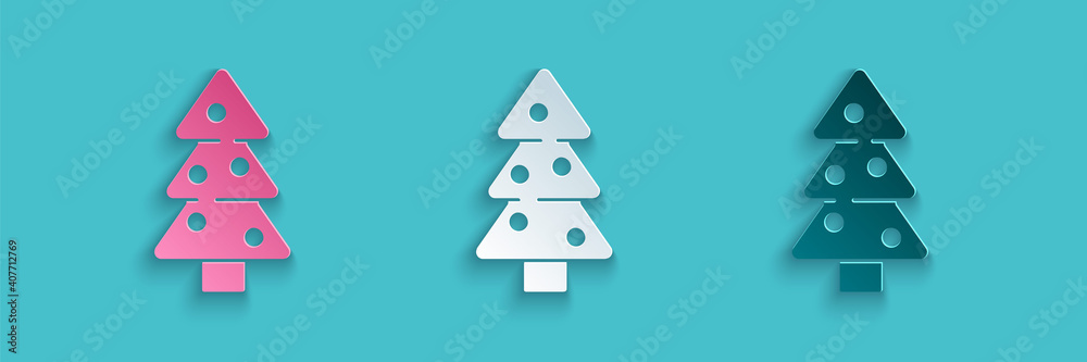 蓝色背景上有装饰图标的剪纸圣诞树。圣诞快乐