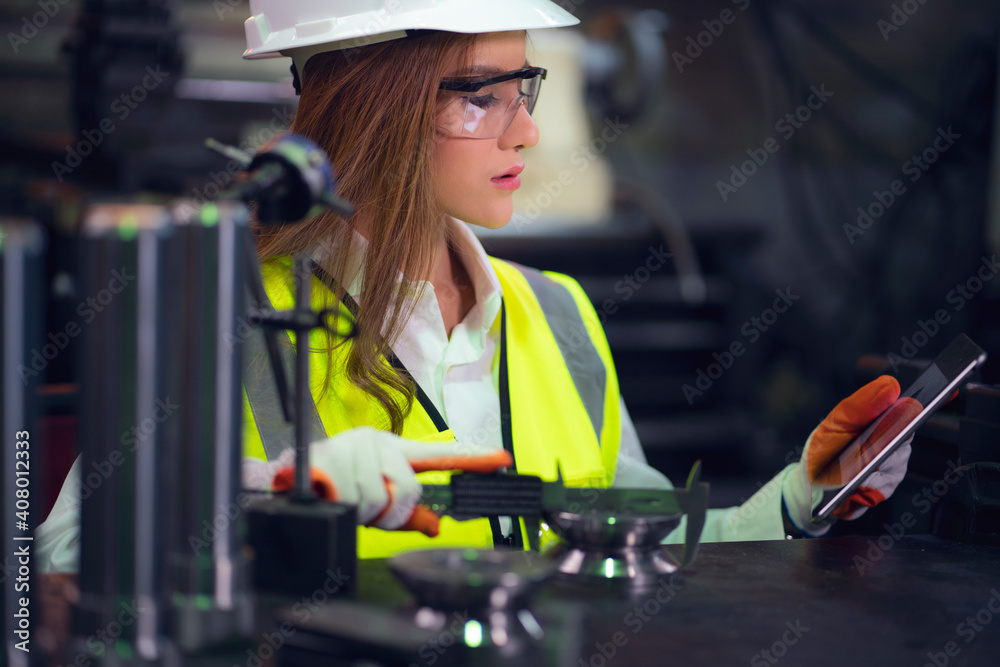 工业工人检查员用游标卡尺测量细节