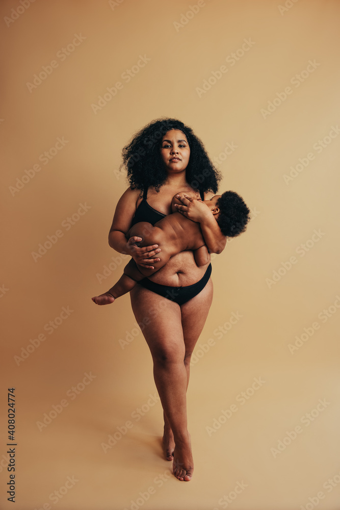 强壮的非洲妇女在哺乳她的孩子