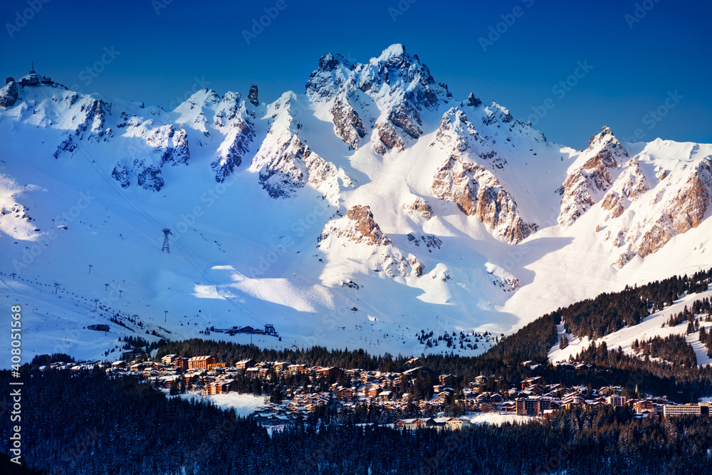Courchevel山谷和滑雪场全景，从Champagny-en-Vanoise可以看到阿尔卑斯山脉的山峰