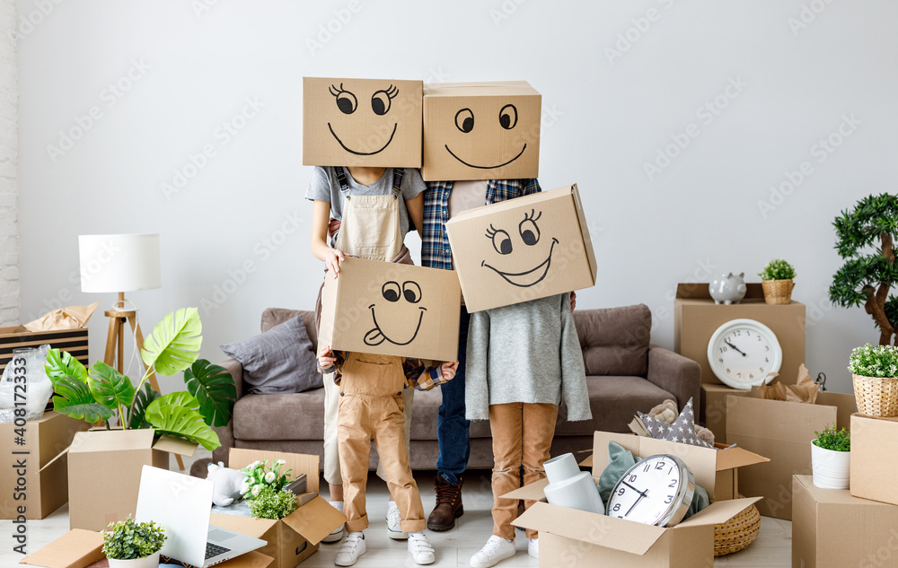 搬到新公寓和抵押贷款的概念。头上戴着箱子的滑稽家庭，在whi