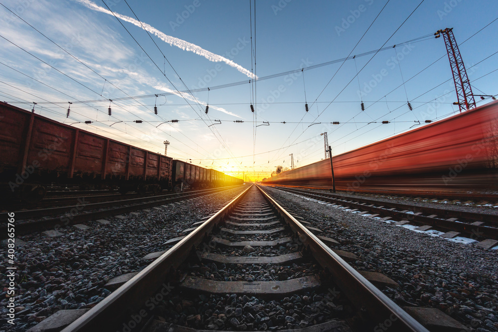 高速列车通过铁路运输，货物通过货运列车运送。火车车厢在车站