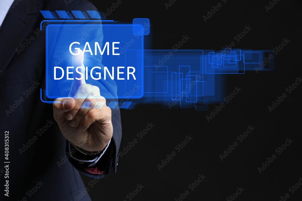 男性视频游戏设计师在黑暗背景下使用虚拟屏幕