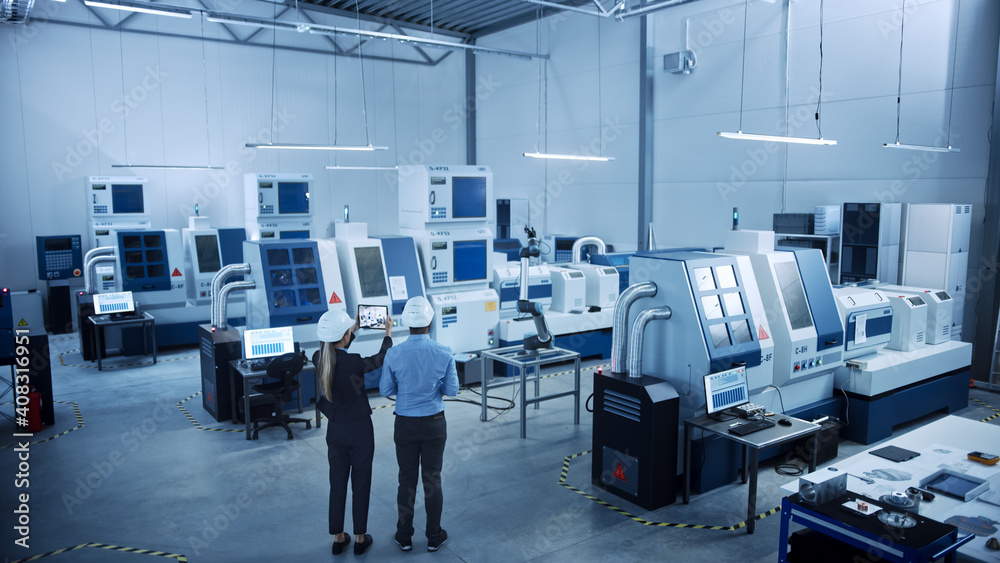 现代工厂：两名工程师使用带有增强现实可视化工作站的数字平板电脑
