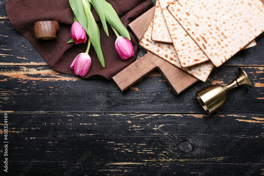 逾越节用犹太扁平面包垫和深色背景上的花朵组成